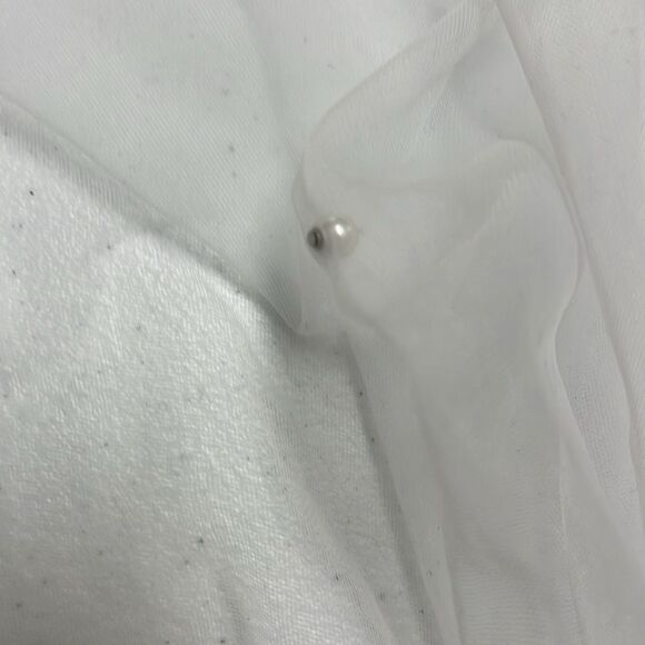 Elegant White Pearl Veil - Picture 4 of 6